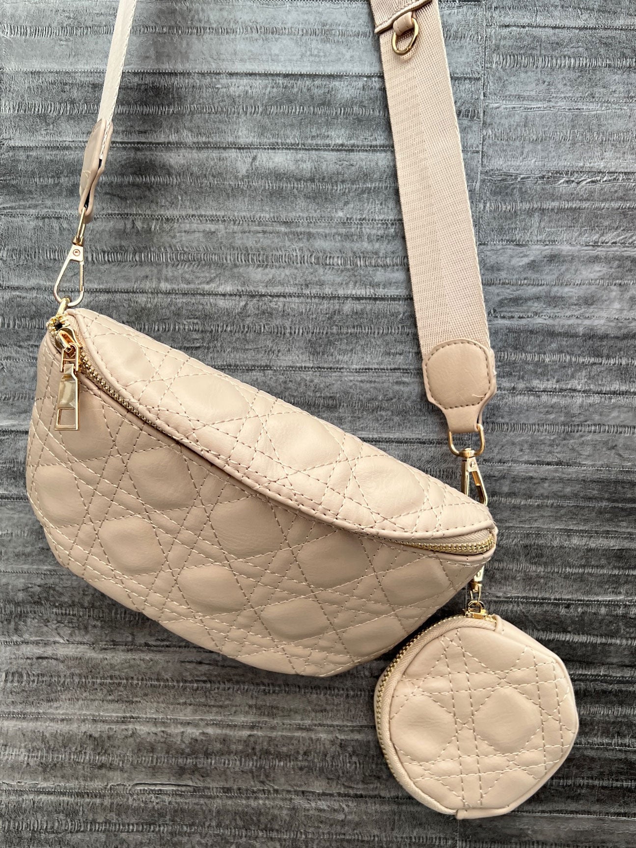 Fiona - Læderlook bæltetaske med guldkæde